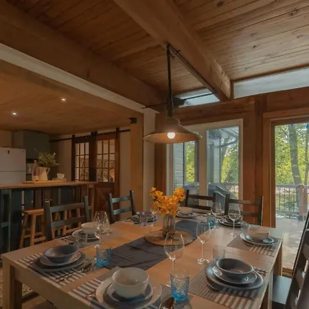 Riverfront Getaway With Hot Tub And Scenic Views-2